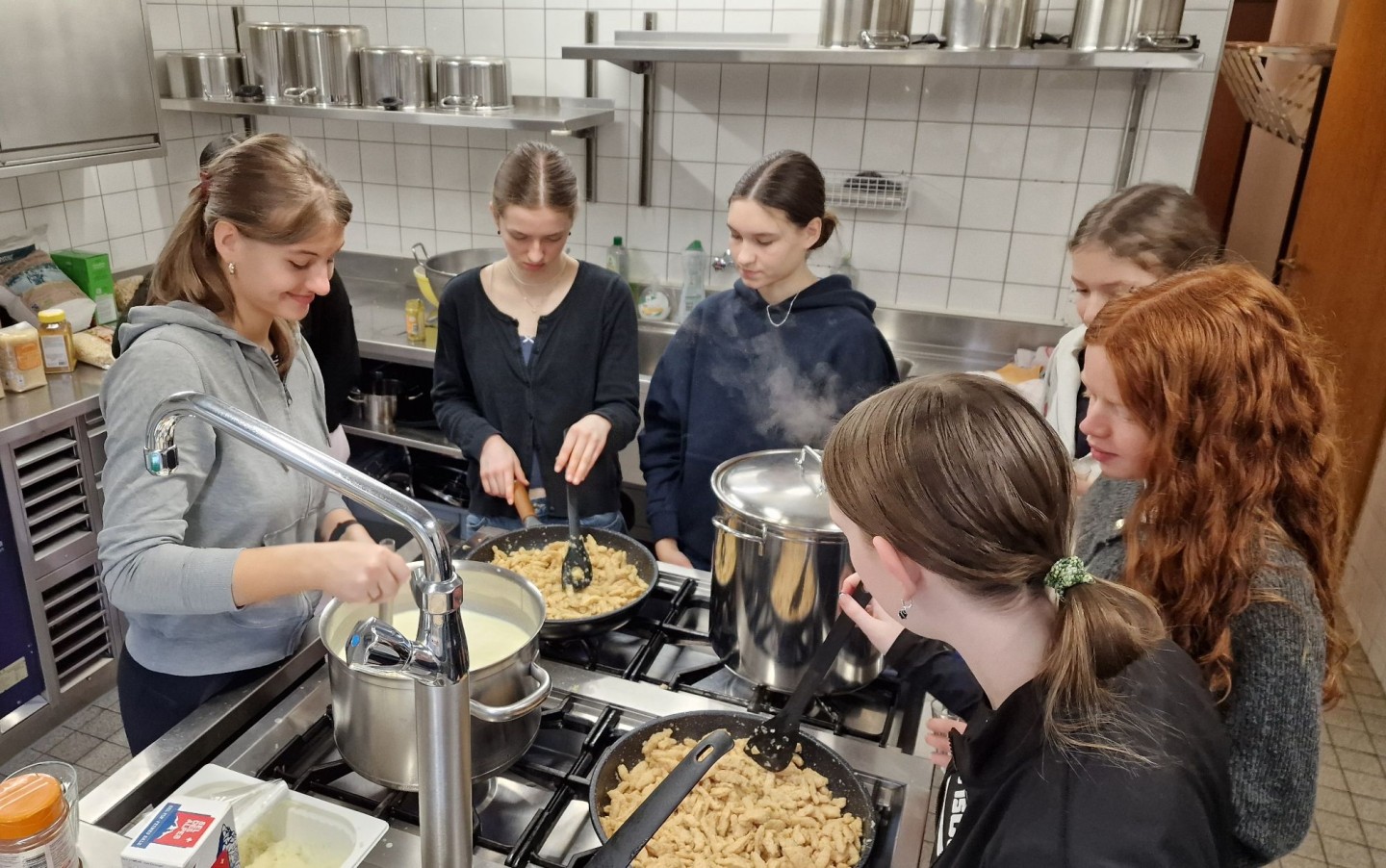 41_BL_8_Birsfelden_Kochteam Konfis in Aktion